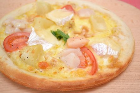 北海道産ホタテと小諸産白土馬鈴薯のチーズピザ