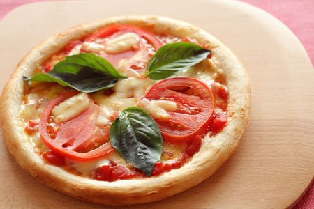 ピザマルゲリータ　トマトは軽井沢産アメーラトマトを使用しています。